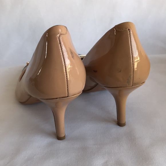 Coach New York black and tan pointy toe heels with gold nameplate, size 7.5 B - Picture 4 of 8